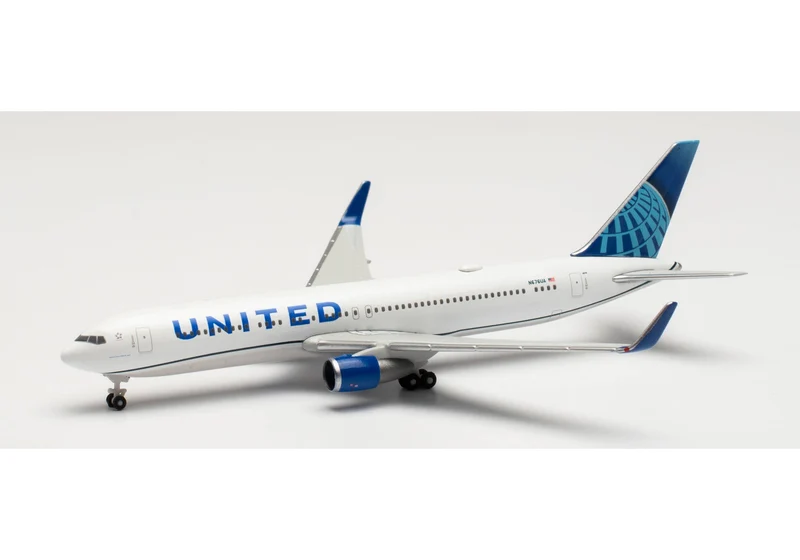 United Airlines Boeing 767-300 – N676UA 1:500