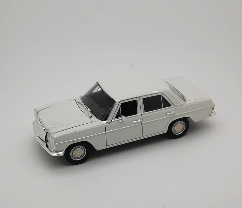 Mercedes-Benz 220 1973 White 1:24