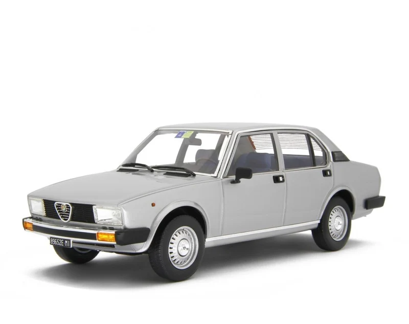 Alfa Romeo Alfetta 2.0L 1978 Grigio Chiaro Met. 1:18