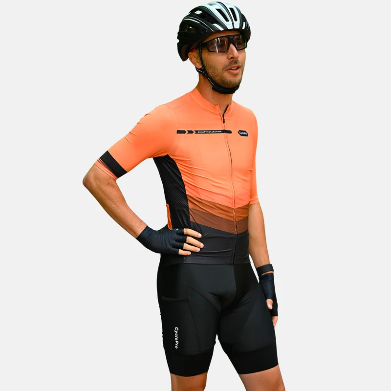Ciclista arancione e mountain bike - agilità