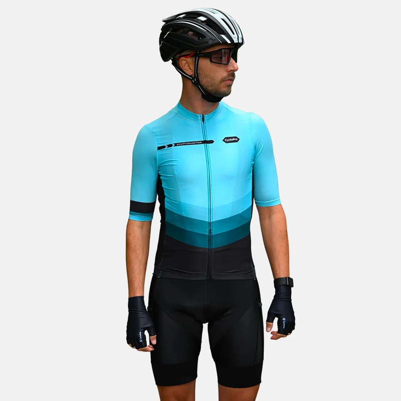 Ciclista blu e mountain bike - agilità
